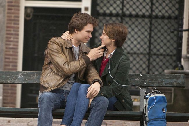 Shailene Woodley และ Ansel Elgort ใน The Fault In Our Stars