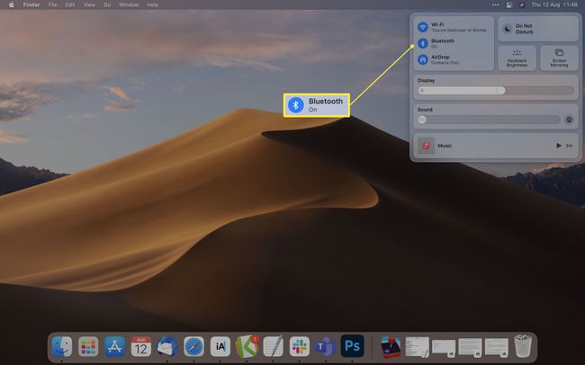 Mac radna površina s otvorenim Kontrolnim centrom i istaknutim Bluetoothom