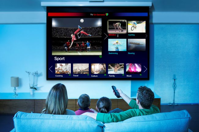 Famille regardant des sports sur home cinéma