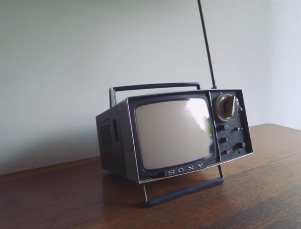 古い灰色と黒のソニーのポータブルテレビ