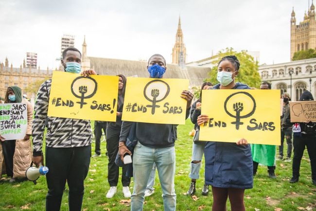 Demonstranten herdenken de slachtoffers van SARS en degenen die zijn aangevallen door de Nigeriaanse politie terwijl ze zich verzamelen op Trafalgar Square op 18 oktober 2020 in Londen, Engeland.