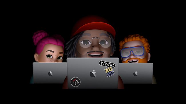 MacBookを覗き込んでいる3つの絵文字。1つにはWWDC2020ステッカーが貼られています。