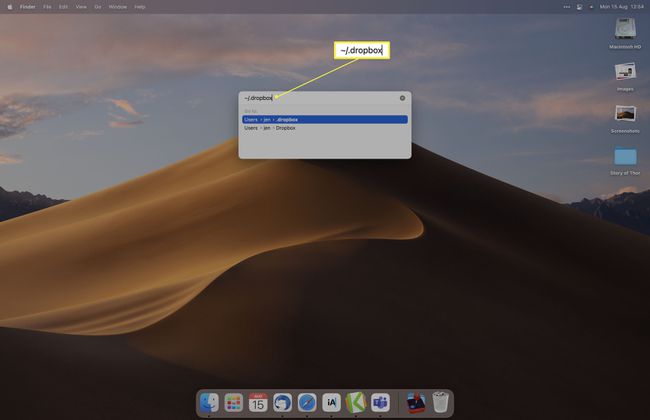 سطح مكتب Mac مع فتح وظيفة البحث في Finder.