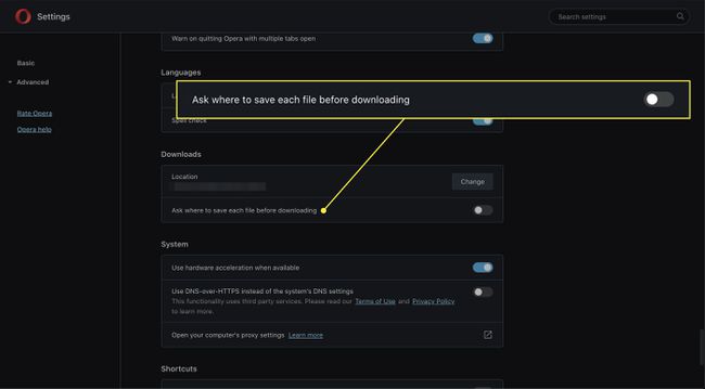 Una captura de pantalla de la configuración de Opera con la opción Preguntar dónde guardar resaltada