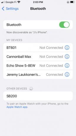 iPhone Bluetooth 설정에서 강조 표시된 Jeremy Laukkonen의 AirPods Pro(i).