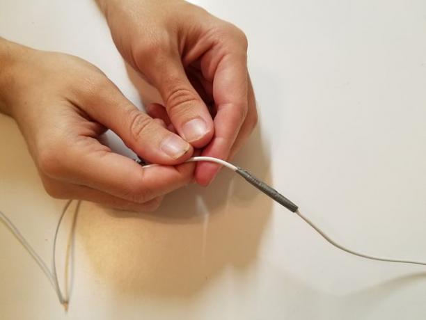 テープは、ワイヤが接触し続けるのに十分なだけケーブルを圧縮する必要があります。