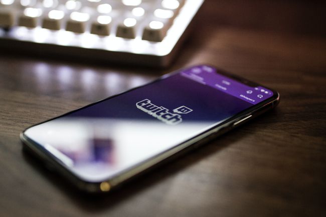 Logo-ul Twitch este afișat pe un smartphone.