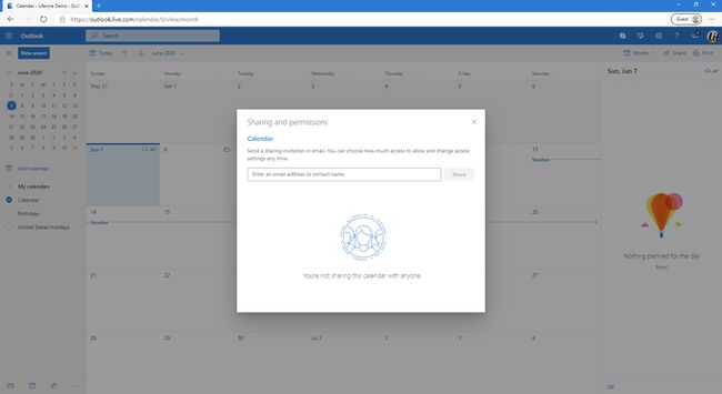Outlook.com-i kalendri jagamiseks e-posti aadressi sisestamine.