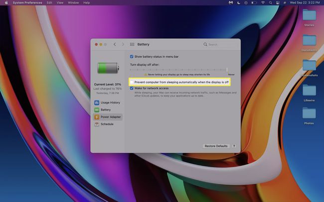 A caixa de seleção impedir o computador de hibernar destacada nas configurações de bateria do MacBook.