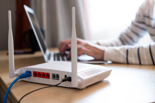 Ocultar una red Wi-Fi de enrutador con una computadora portátil.