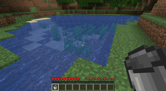 Voda v Minecrafte s vybaveným vedrom.