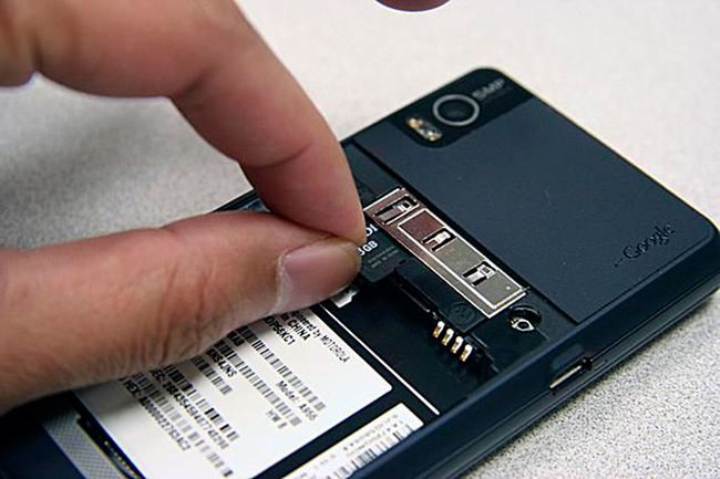 De geheugenkaart in een Motorola Droid vervangen