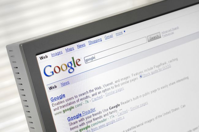 컴퓨터 모니터에 검색 결과가 표시되는 Google 검색 엔진 페이지