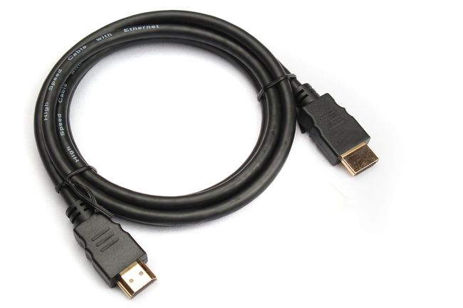 Un cavo HDMI con connettori placcati in oro ed etichetta visibile.