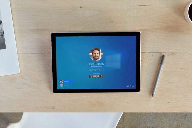 Fotografie cu imaginea de profil a unui utilizator Windows pe un Surface Pro.