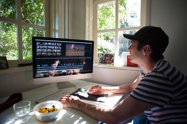 Fyr som redigerer video på en Mac-datamaskin