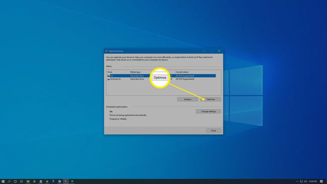 Vyberte svůj pevný disk a poté vyberte Optimalizovat.