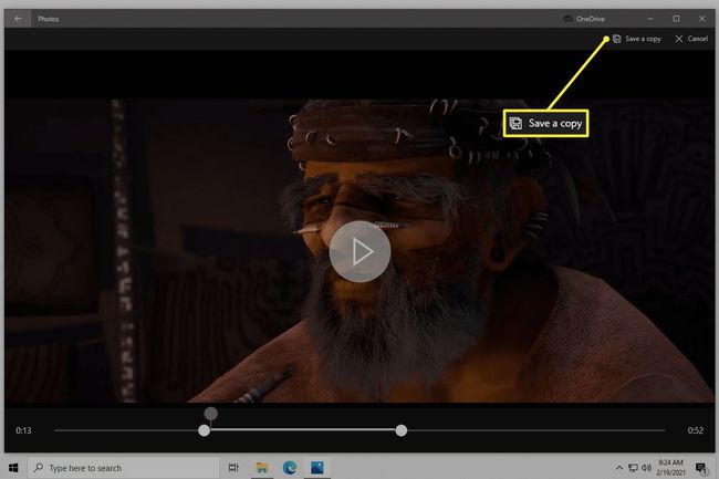 Trimma knappar som omger en klippt del av en video i appen Foton