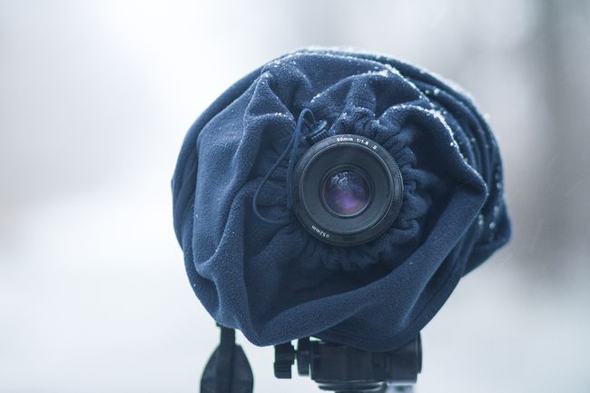 Κάμερα DSLR που προστατεύεται από το fleece balaclava