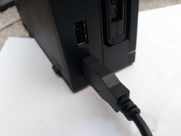 Puede conectar cualquier teclado USB a uno de los puertos USB de la base del conmutador.