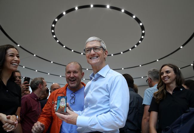 Tims Kuks un Džonijs Ive demonstrē iPhone X.