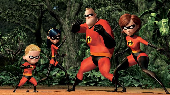 Dash, Violet, Mr. Incredible และ Elastigirl โพสท่าใน The Incredibles (2004)