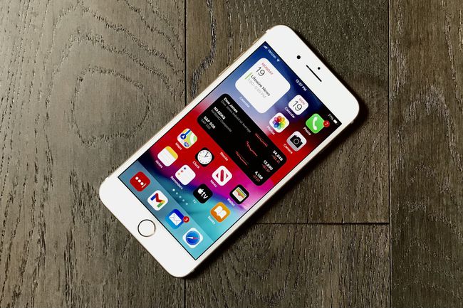 Ahşap bir yüzey üzerinde duran iPhone 7 Plus