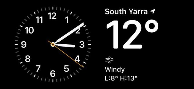 時計と温度のウィジェットを備えた iPhone のスタンバイ画面。