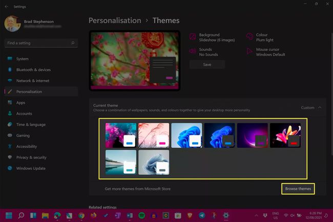 Windows 11-Einstellungen mit hervorgehobenem Menüelement " Designs durchsuchen".