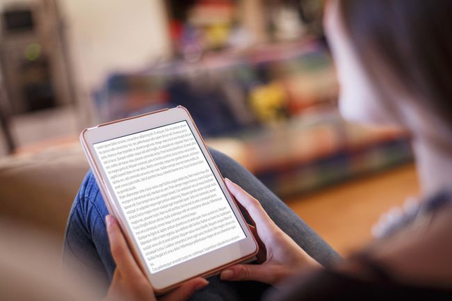 Seorang siswa membaca di e-reader Kindle.