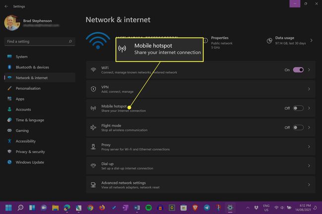 Windows 11 Setări de rețea și internet cu Hotspot mobil evidențiat