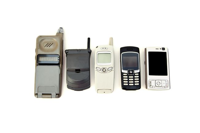 Verschillende soorten mobiele telefoons, van oude verouderde tot moderne apparatuur