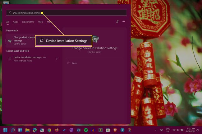Windows 11 Start-meny med enhetsinstallasjonsinnstillinger uthevet i søkefeltet