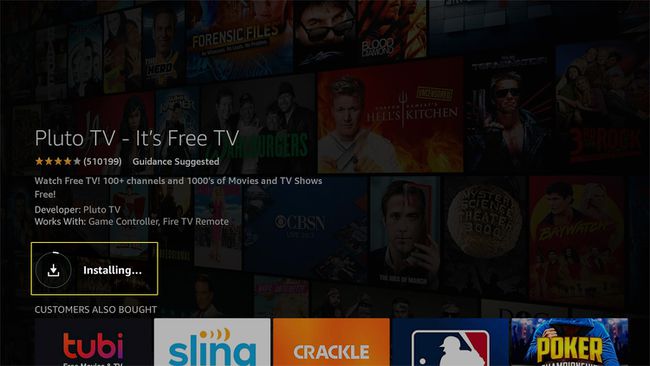 Trwa instalacja aplikacji Pluto TV na urządzeniu Amazon Fire TV Stick. 