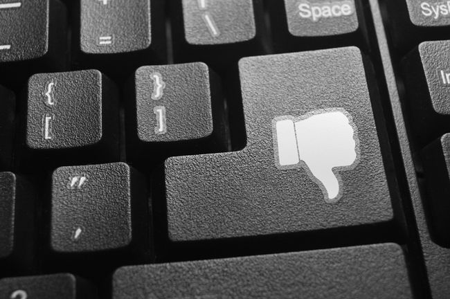 Белый значок большого пальца вниз на черной клавише клавиатуры. 