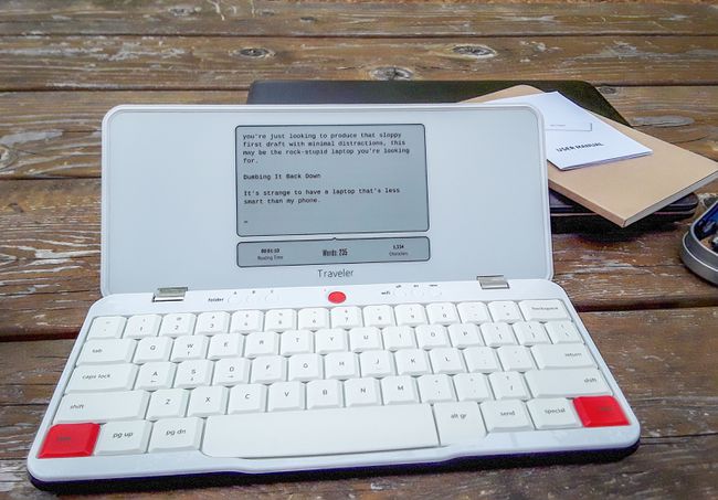 Freewrite'i tekstitöötlusprogramm, mis istub puidust laual.