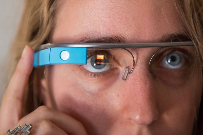 Una persona che utilizza Google Glass.