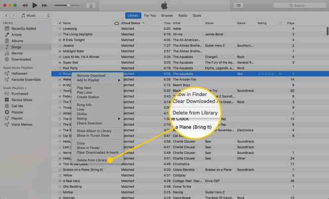 Dziesmu izvēlne iTunes ar izceltu Dzēst no bibliotēkas