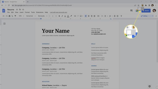 ปุ่มสลับ Google Docs in Dark ถูกไฮไลต์ที่มุมขวาบนของ Chrome