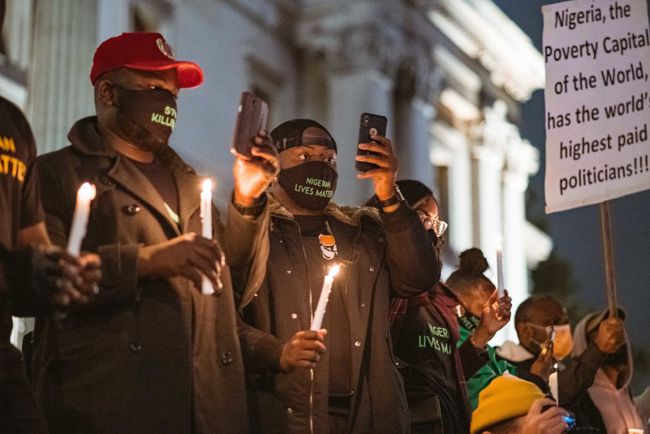 Demonstranten bij de kaarslichtprocessie om de slachtoffers van SARS en degenen die door de politie van Nigeria zijn aangevallen te herdenken, verzamelen zich op 18 oktober 2020 op Trafalgar Square in Londen, Engeland.