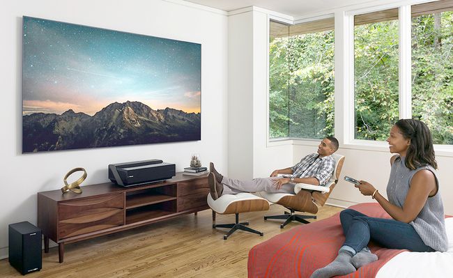 Hisense lāzera TV — īpaši īsa attāluma projektors