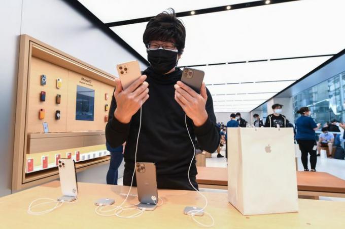 Клиент в Apple Store на George Street на 13 ноември 2020 г. в Сидни, Австралия