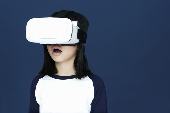 驚愕の顔をしたVRヘッドセットを身に着けている子供。