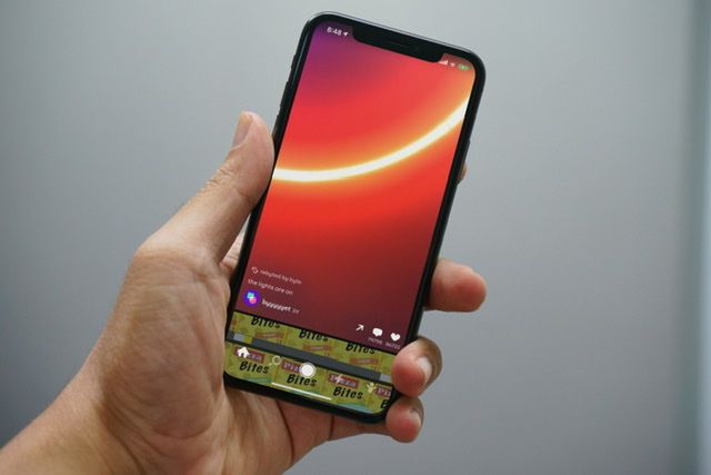 Hand hält iPhone X mit Byte-App auf dem Bildschirm