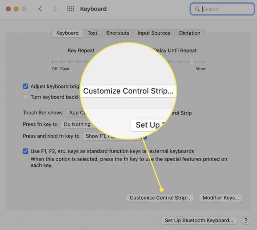 يتم فتح جزء تفضيلات لوحة المفاتيح في macOS مع تمييز زر Customize Control Strip.