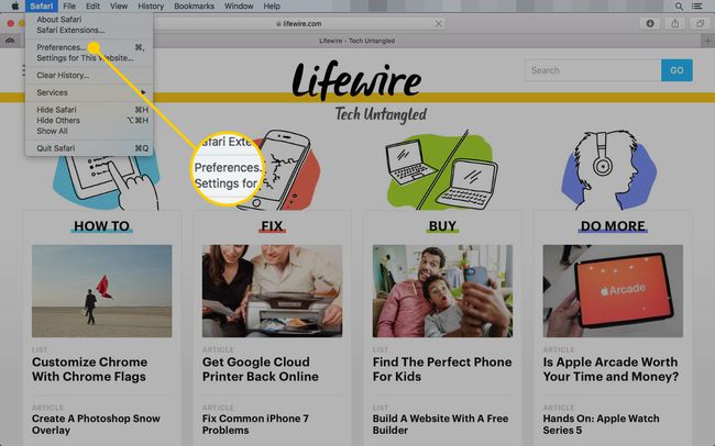 Safari en una Mac con el elemento del menú Preferencias resaltado
