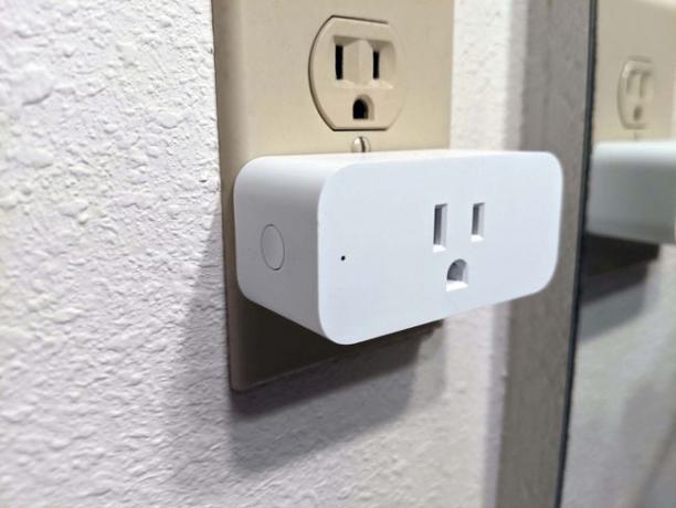 Круглая боковая кнопка выделена на Amazon Smart Plug.