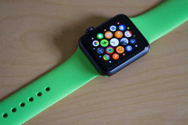Bir masada yeşil spor kayışlı Apple Watch