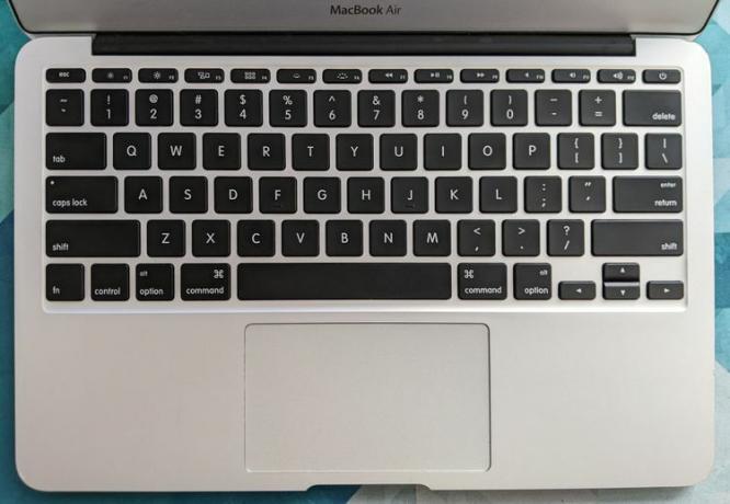 تم تمييز المفتاحين F5 و F6 على لوحة مفاتيح Intel MacBook Air.