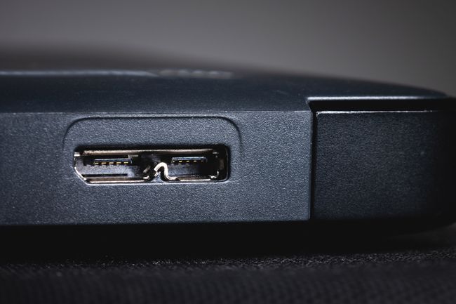 외장 하드 드라이브의 Micro USB SuperSpeed ​​커넥터.